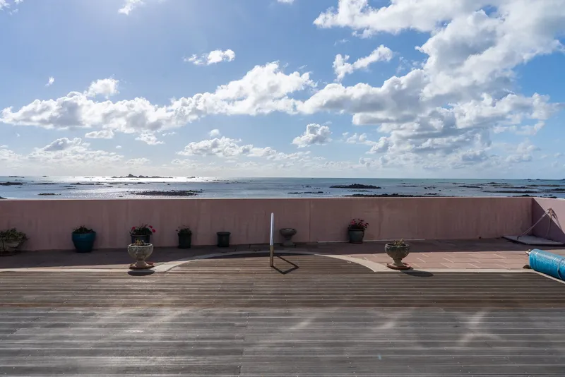 Rare opportunity to acquire beachfront home — photograph 10