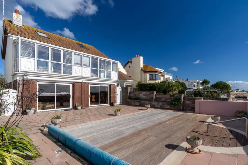 Rare opportunity to acquire beachfront home — photograph 3