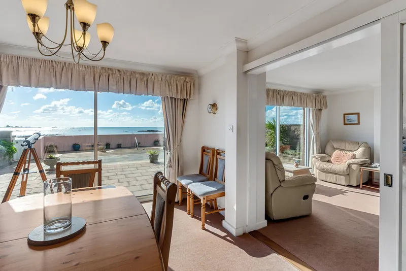Rare opportunity to acquire beachfront home — photograph 4