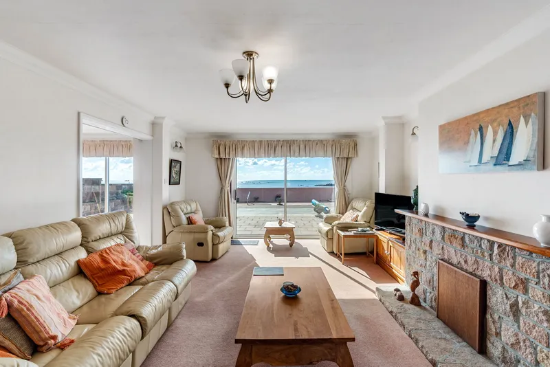 Rare opportunity to acquire beachfront home — photograph 7