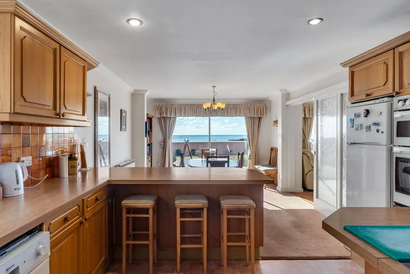 Rare opportunity to acquire beachfront home — photograph 6