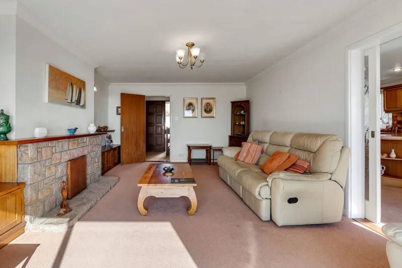 Rare opportunity to acquire beachfront home — photograph 9