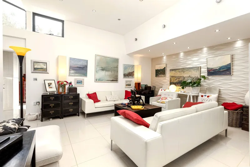 Modern Two Bedroom Detached Bungalow — photograph 3