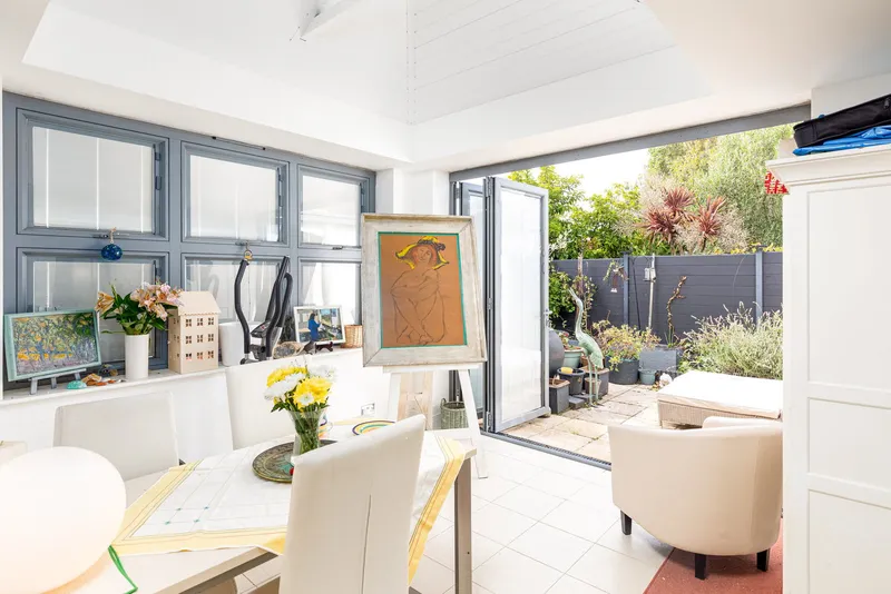 Modern Two Bedroom Detached Bungalow — photograph 8