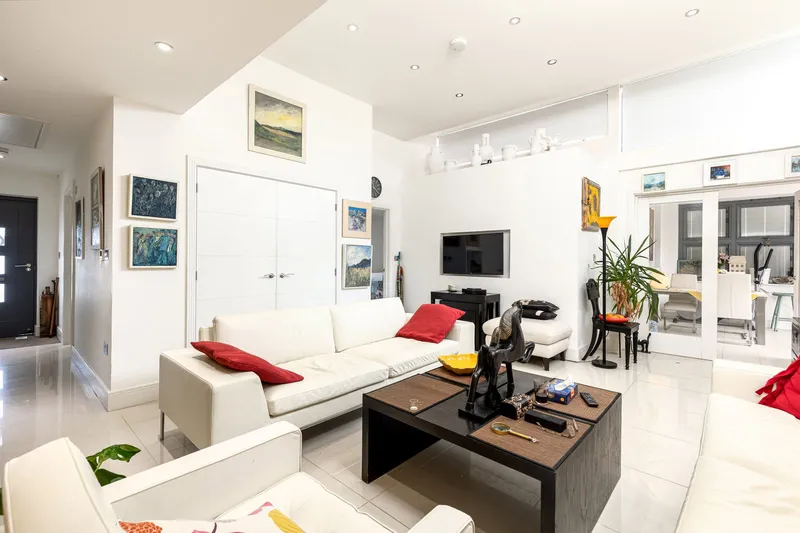 Modern Two Bedroom Detached Bungalow — photograph 6