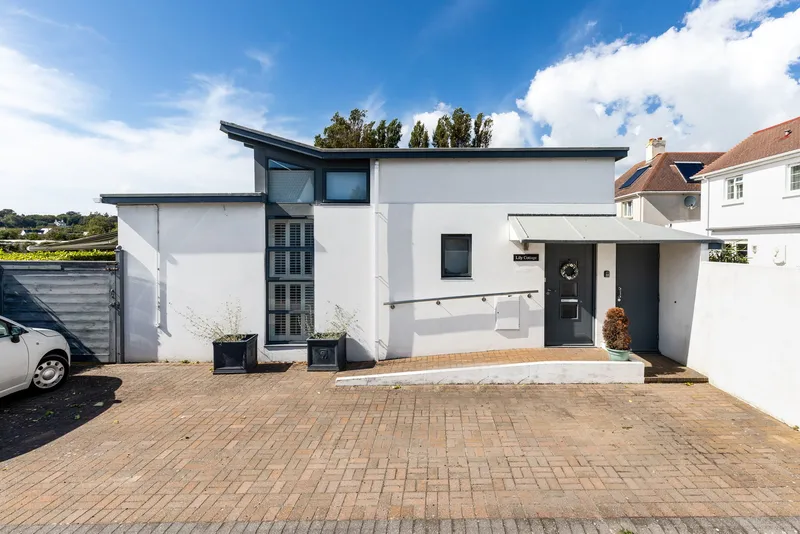 Modern Two Bedroom Detached Bungalow — photograph 2