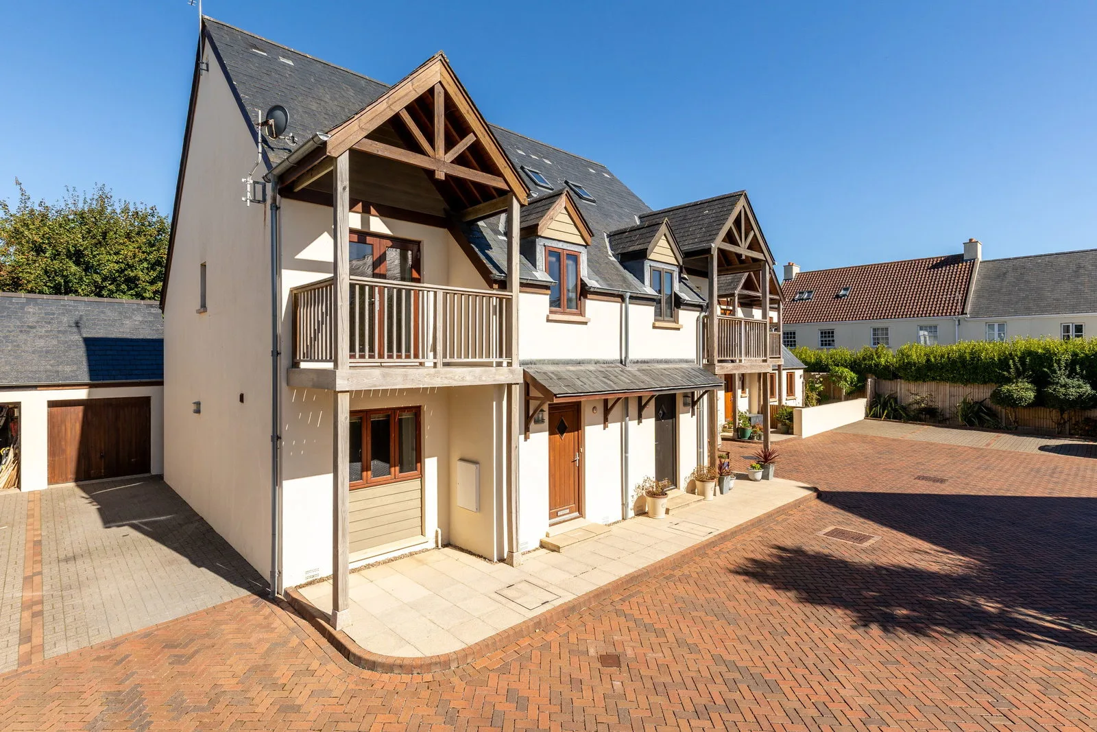 Three Bedroom, Two Bathroom Semi-Detached House With Garage — main photograph