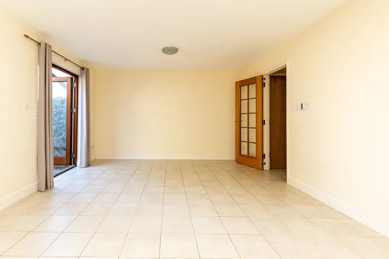 Three Bedroom, Two Bathroom Semi-Detached House With Garage — photograph 8