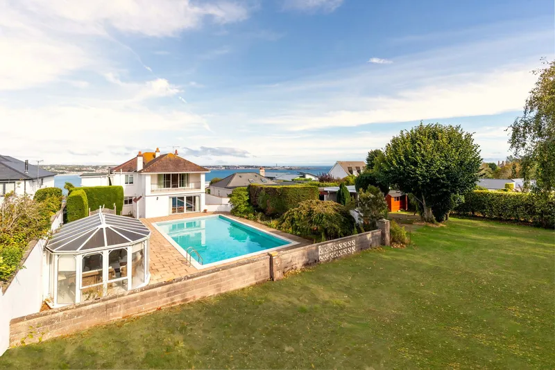 Rare St Aubin Opportunity – Exceptional Plot, Sea Views & Great Potential — photograph 2
