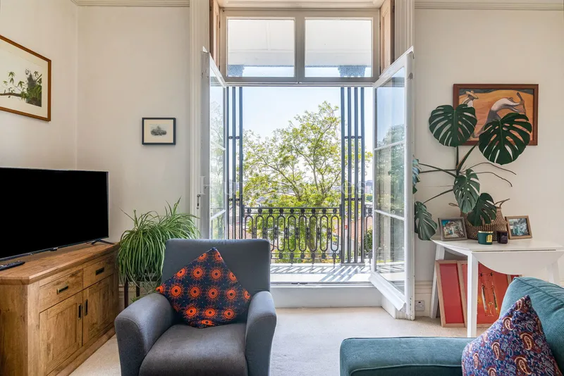 Regency One-Bedroom Apartment with Panoramic Views — photograph 9