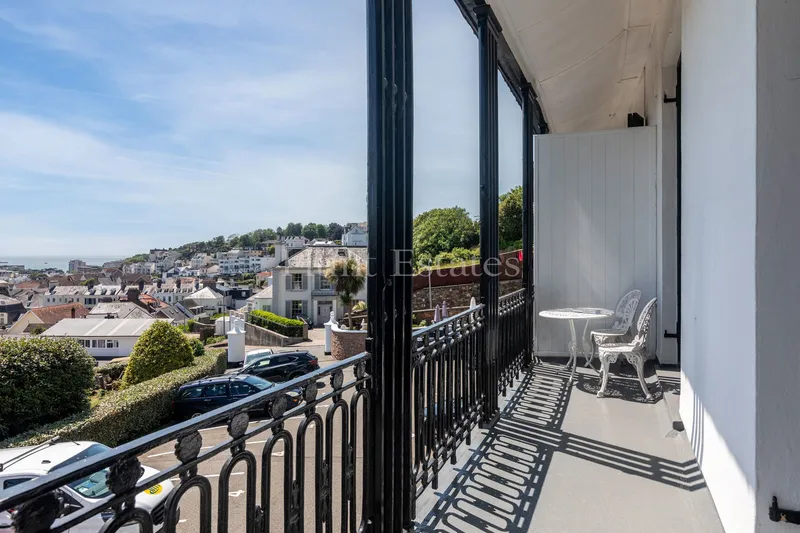 Regency One-Bedroom Apartment with Panoramic Views — photograph 2
