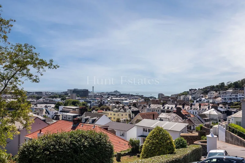 Regency One-Bedroom Apartment with Panoramic Views — photograph 3