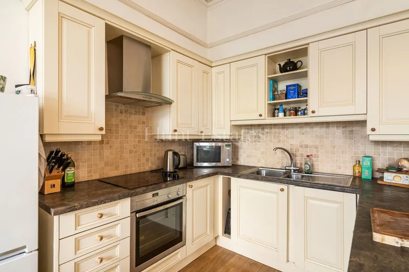 Regency One-Bedroom Apartment with Panoramic Views — photograph 4