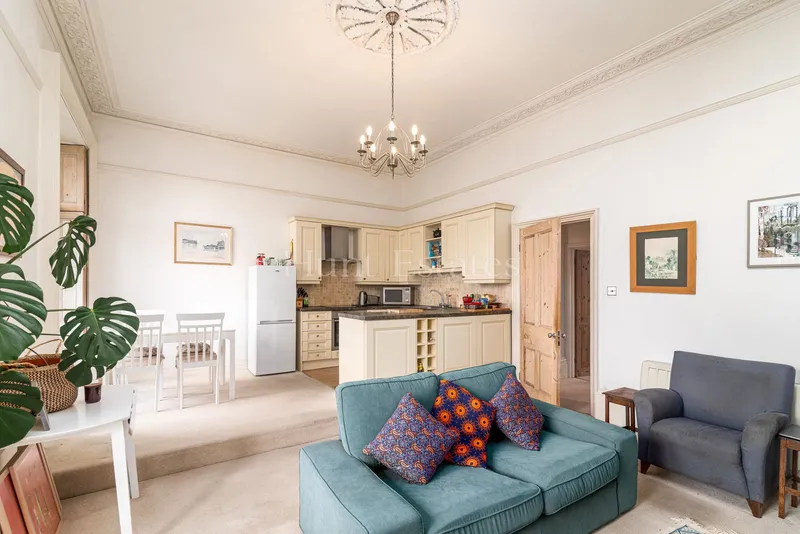 Regency One-Bedroom Apartment with Panoramic Views — photograph 10