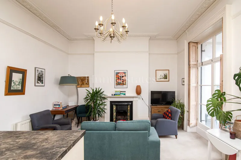 Regency One-Bedroom Apartment with Panoramic Views — photograph 7