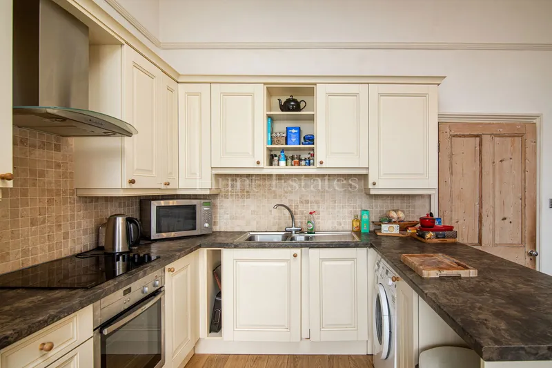 Regency One-Bedroom Apartment with Panoramic Views — photograph 5