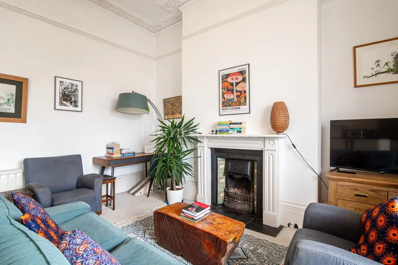 Regency One-Bedroom Apartment with Panoramic Views — photograph 8