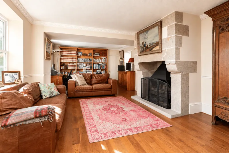 Charming Period Family Home with Flexible Accommodation and Far-Reaching Views — photograph 2