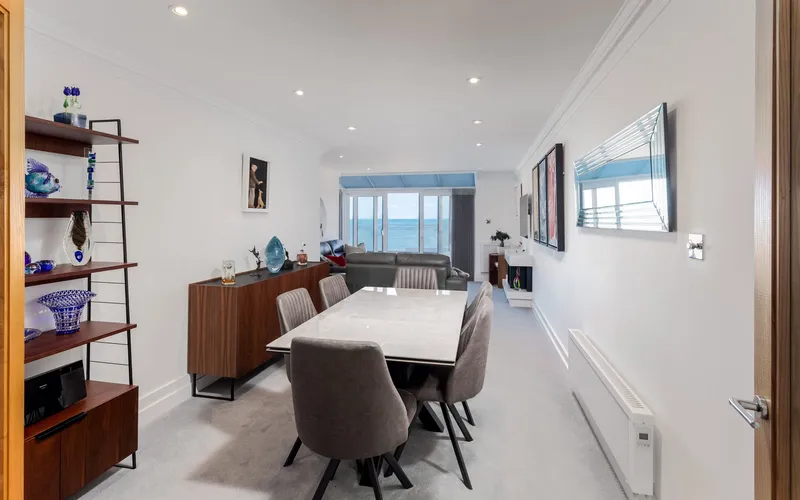 Luxury Two-Bedroom Apartment with Private Beach Access — photograph 8