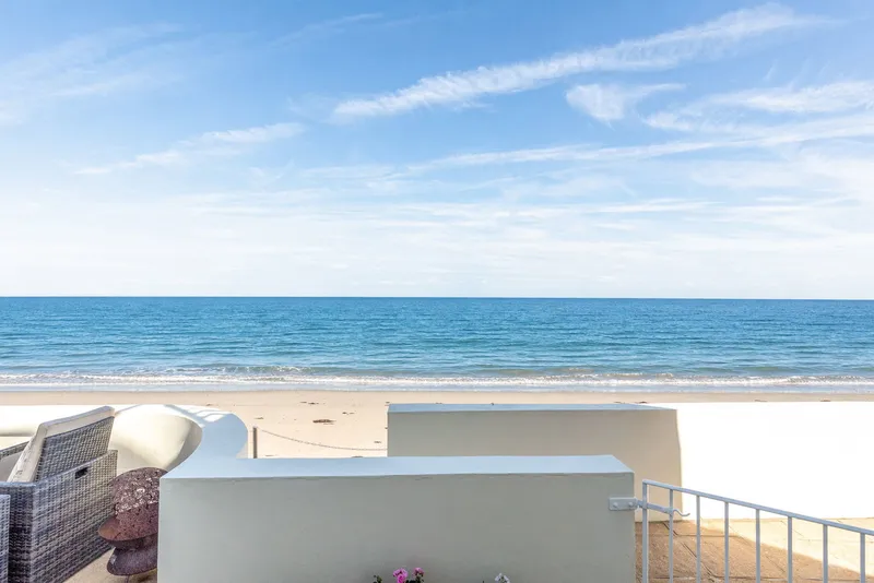 Luxury Two-Bedroom Apartment with Private Beach Access — photograph 4