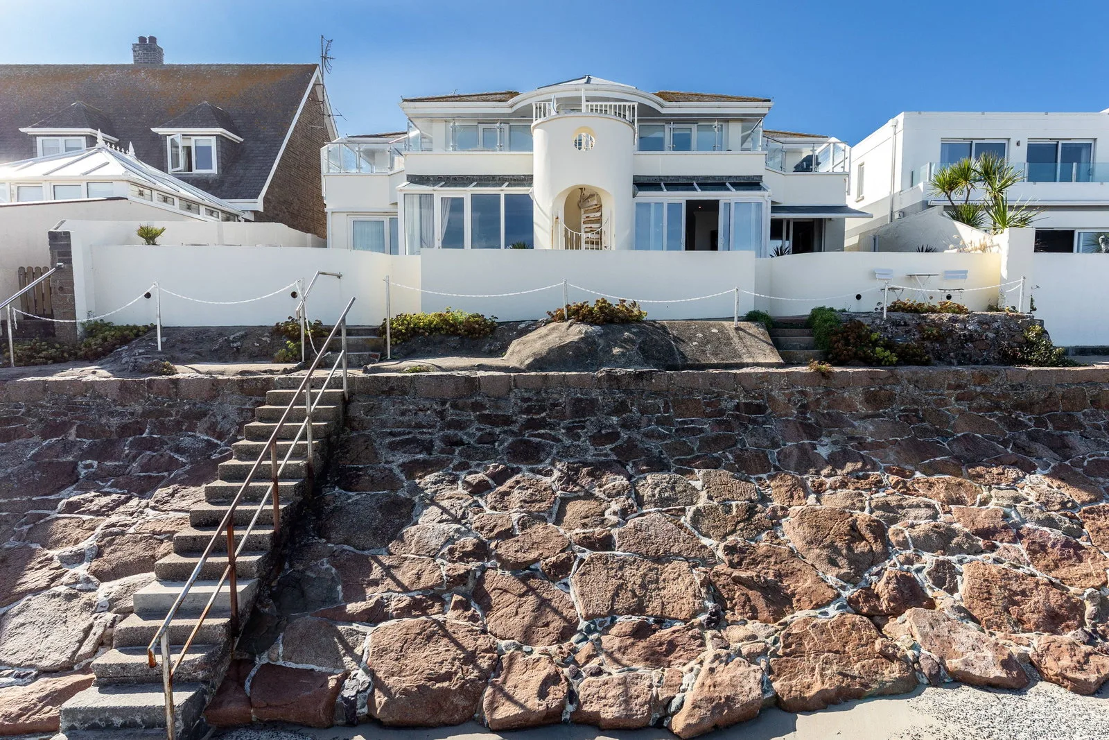 Luxury Two-Bedroom Apartment with Private Beach Access — main photograph