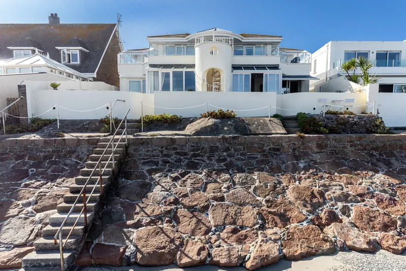 Luxury Two-Bedroom Apartment with Private Beach Access — main photograph