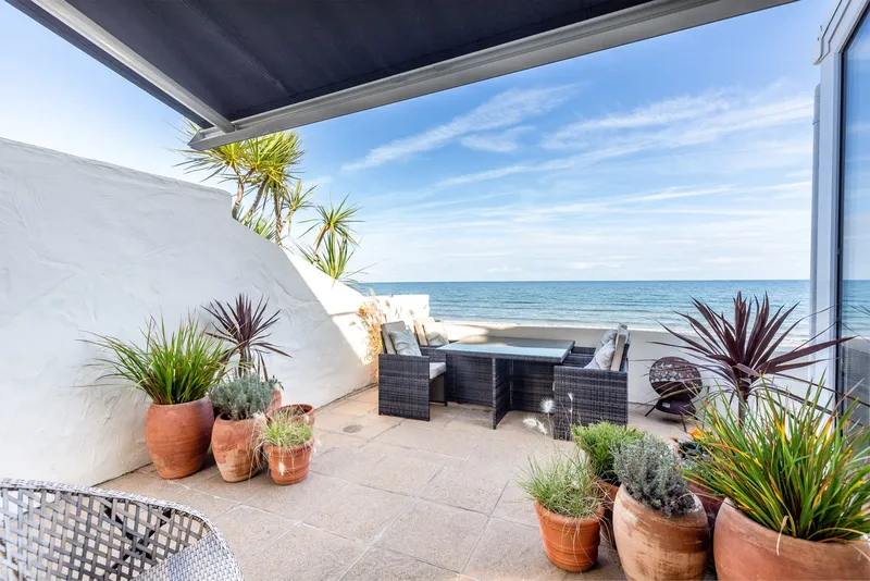 Luxury Two-Bedroom Apartment with Private Beach Access — photograph 2