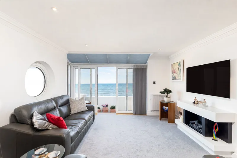 Luxury Two-Bedroom Apartment with Private Beach Access — photograph 10