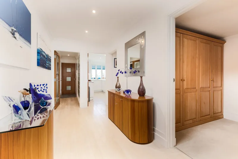 Luxury Two-Bedroom Apartment with Private Beach Access — photograph 6