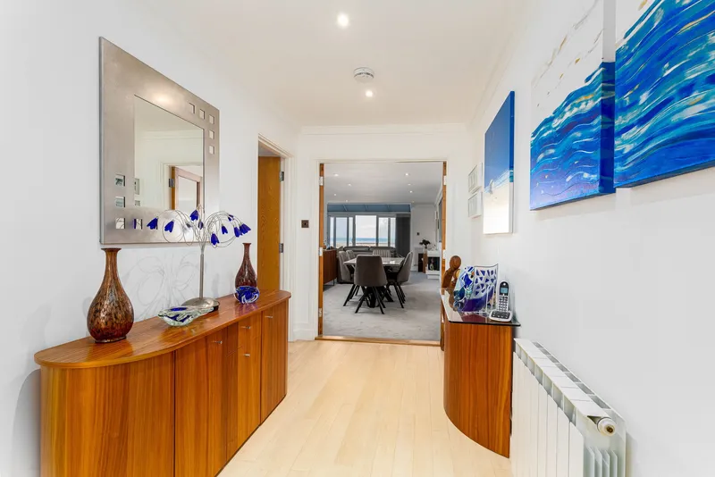 Luxury Two-Bedroom Apartment with Private Beach Access — photograph 5