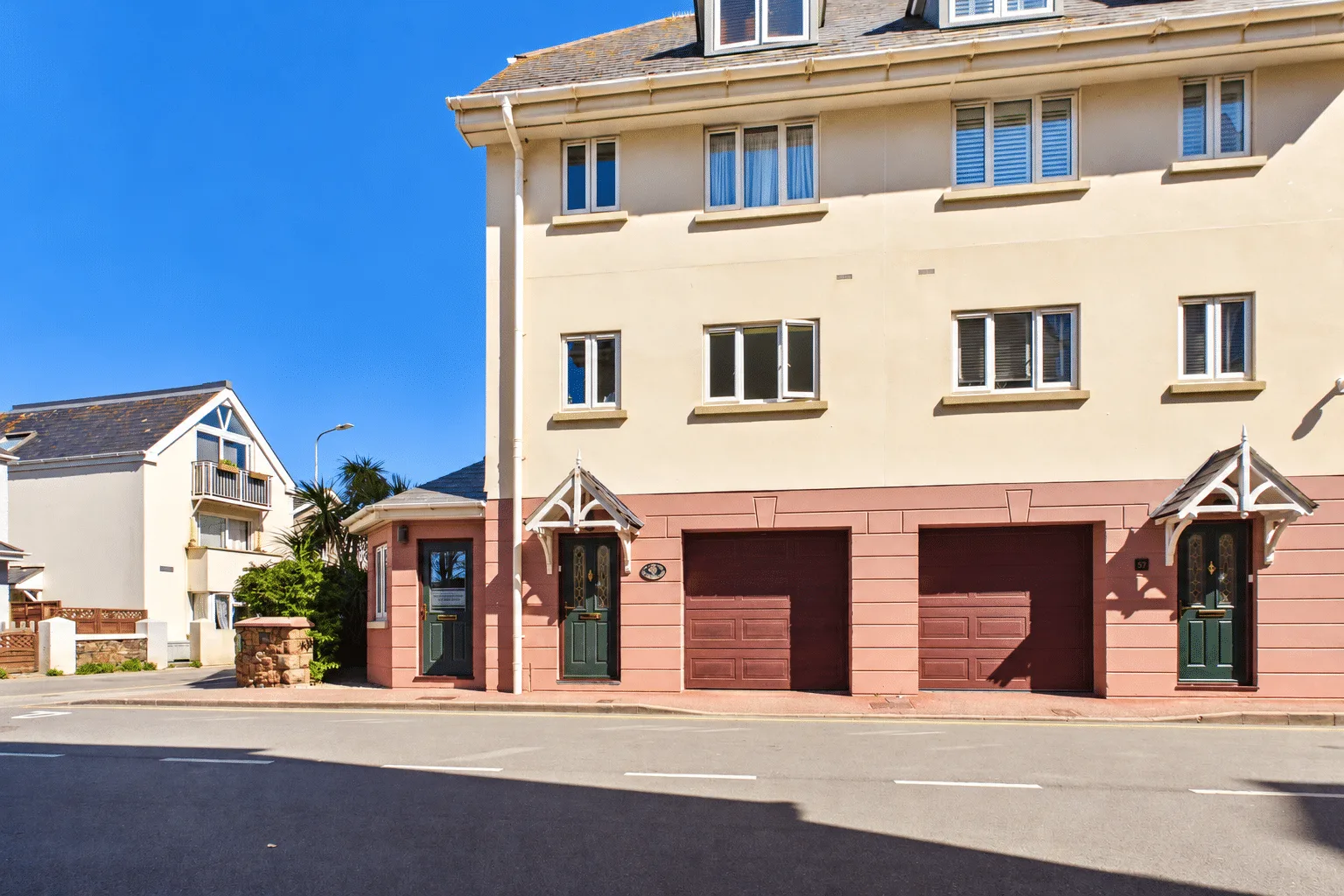Four Bedroom Town House with Private Beach Access — main photograph