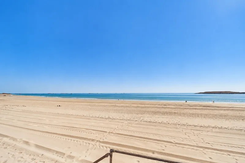 Four Bedroom Town House with Private Beach Access — photograph 3