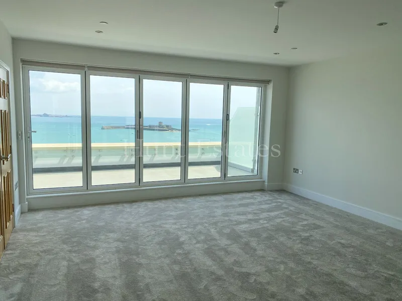 St Aubin’s Home with Sea Views — photograph 7