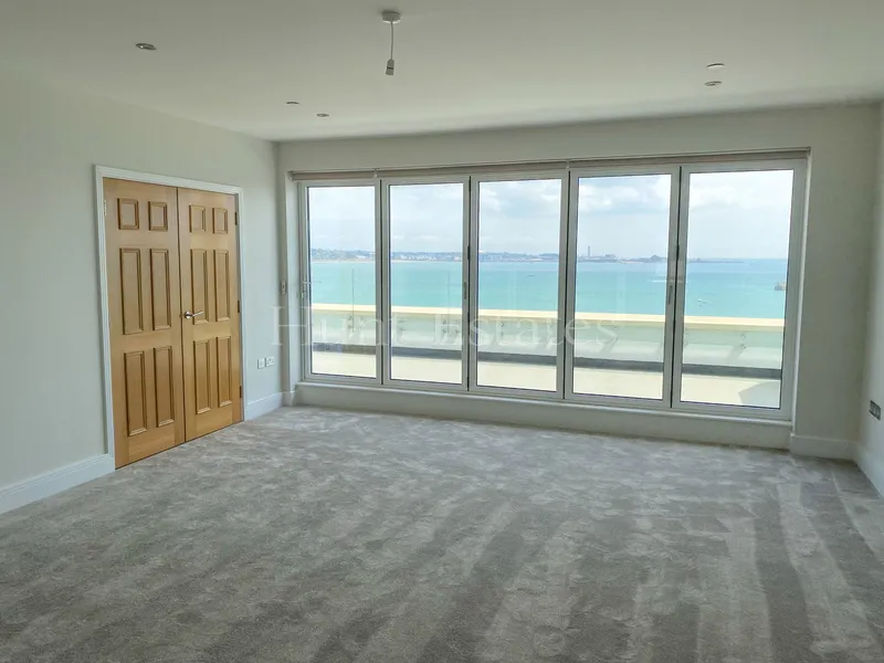 St Aubin’s Home with Sea Views — photograph 6