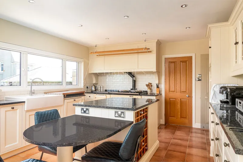 Impressive Detached House With Stunning Rural Views And Four Car Garaging — photograph 9