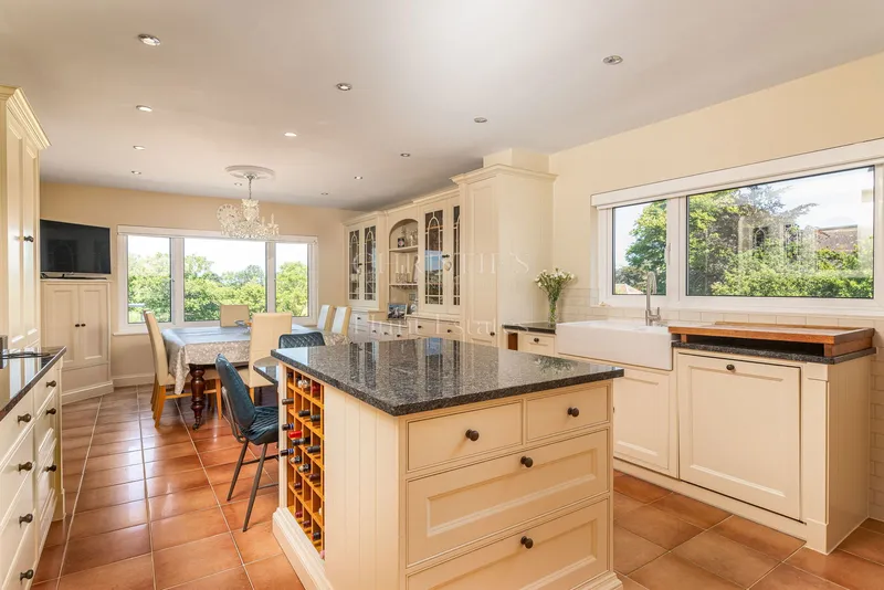 Impressive Detached House With Stunning Rural Views And Four Car Garaging — photograph 5