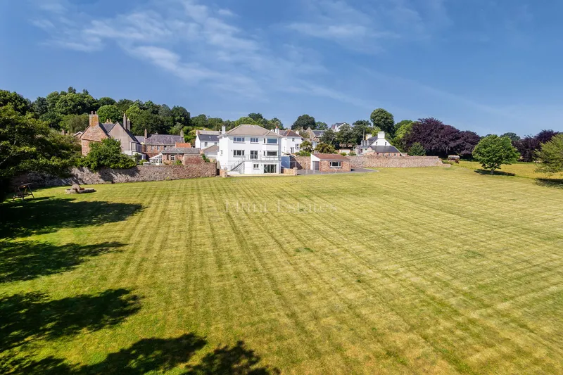 Impressive Detached House With Stunning Rural Views And Four Car Garaging — photograph 3
