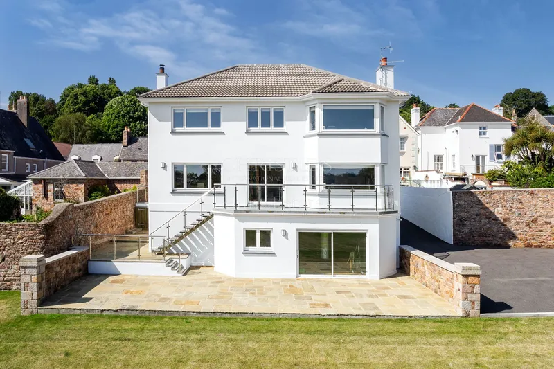 Impressive Detached House With Stunning Rural Views And Four Car Garaging — photograph 2