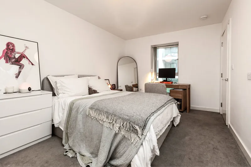 Modern two bedroom. two bathroom Metropol apartment with balcony & parking — photograph 10
