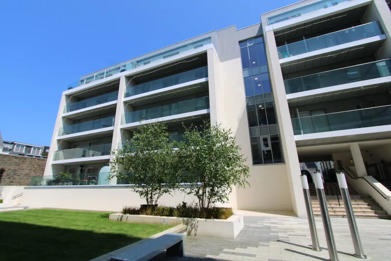 Modern two bedroom. two bathroom Metropol apartment with balcony & parking — main photograph