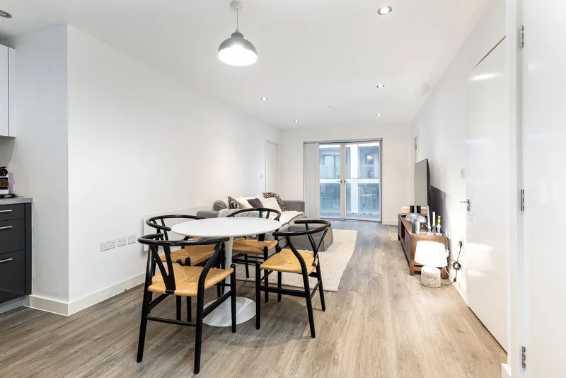 Modern two bedroom. two bathroom Metropol apartment with balcony & parking — photograph 4