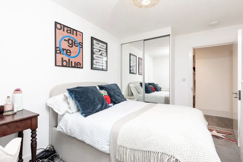 Modern two bedroom. two bathroom Metropol apartment with balcony & parking — photograph 8