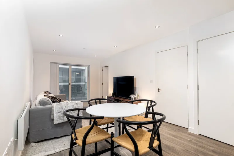 Modern two bedroom. two bathroom Metropol apartment with balcony & parking — photograph 5