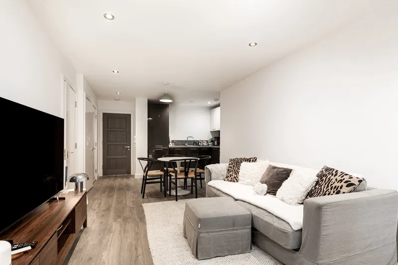 Modern two bedroom. two bathroom Metropol apartment with balcony & parking — photograph 6