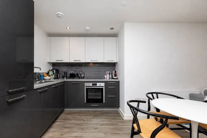 Modern two bedroom. two bathroom Metropol apartment with balcony & parking — photograph 3