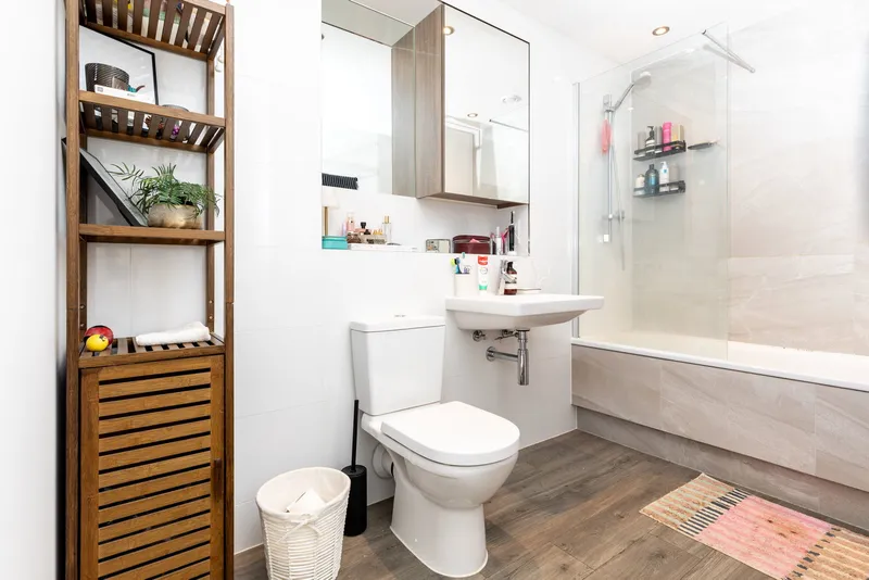 Modern two bedroom. two bathroom Metropol apartment with balcony & parking — photograph 9