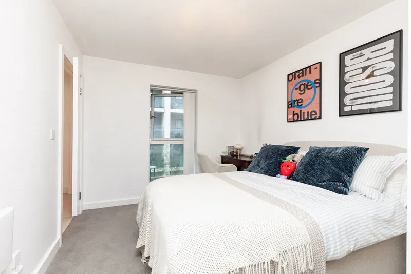 Modern two bedroom. two bathroom Metropol apartment with balcony & parking — photograph 7