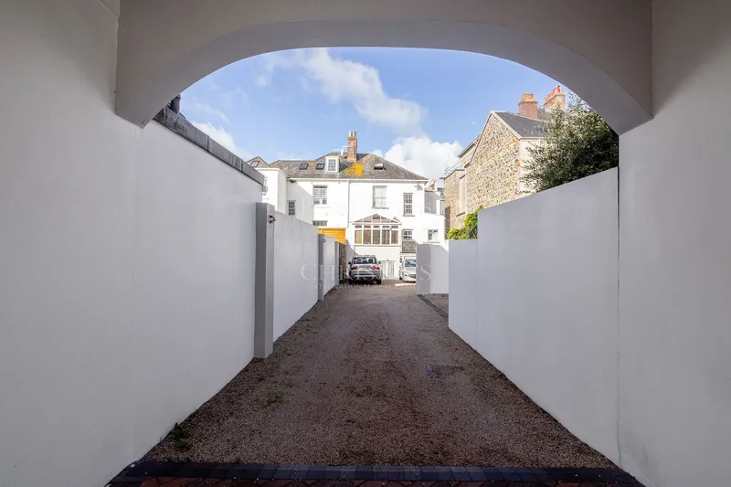Six Bedroom Townhouse – Two Generation Or Home With Income — photograph 4