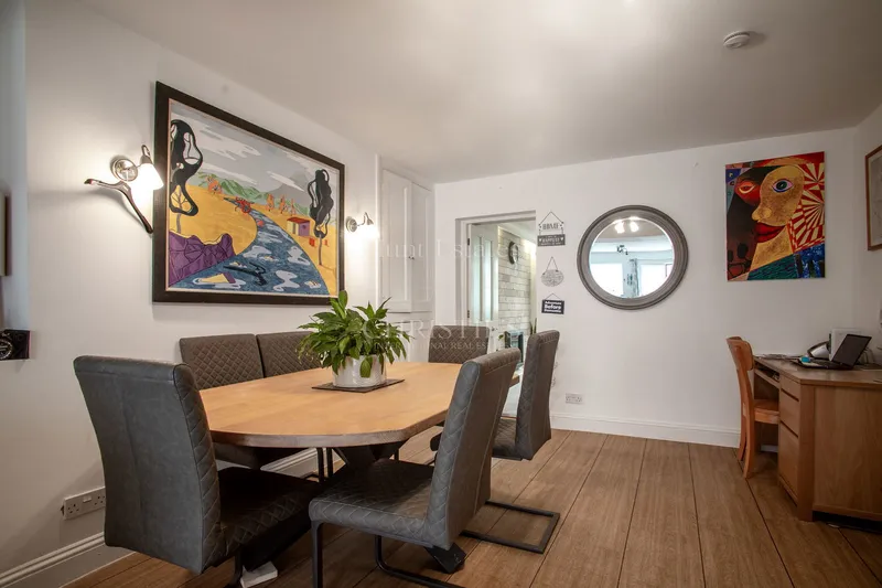 Six Bedroom Townhouse – Two Generation Or Home With Income — photograph 8