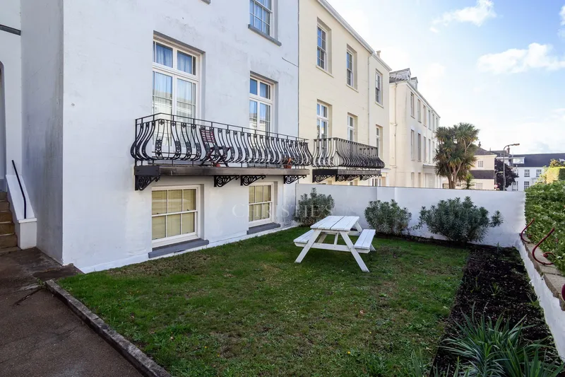 Six Bedroom Townhouse – Two Generation Or Home With Income — photograph 2